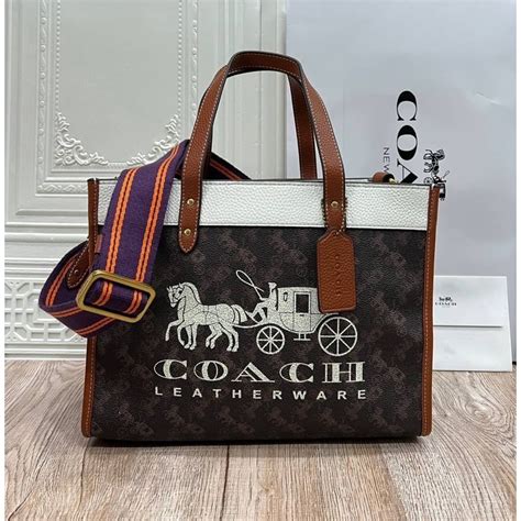 coach field tote 30 with horse and carriage print